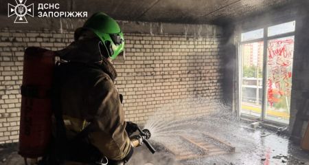 Пожар бушевал в недостройке в Запорожье &ndash; кадры