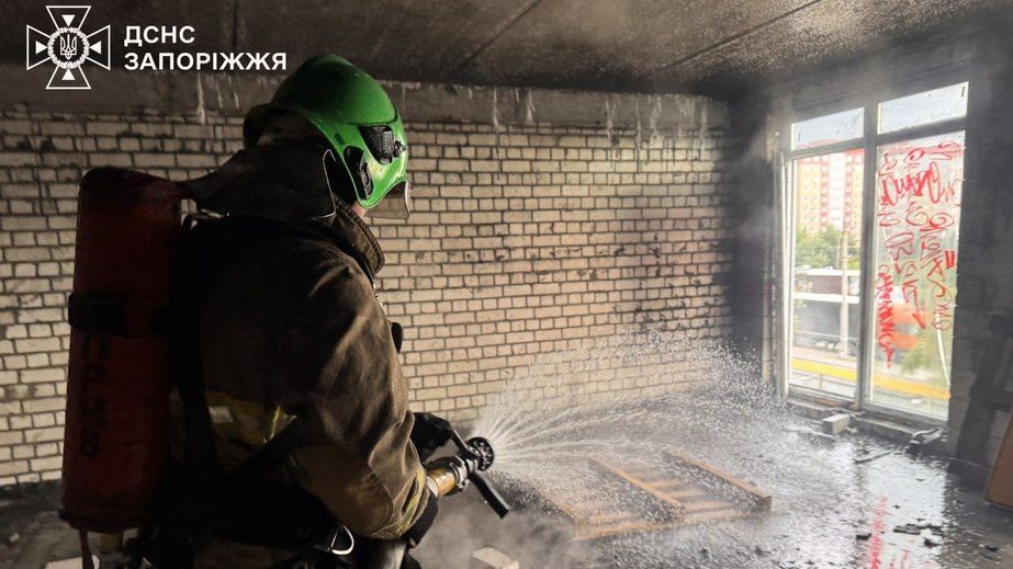 Пожежа вирувала у недобудові в Запоріжжі
