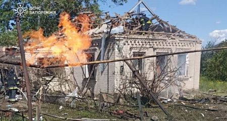 Газопровід, сухостій та машини палали через ворожі удари на Запоріжжі