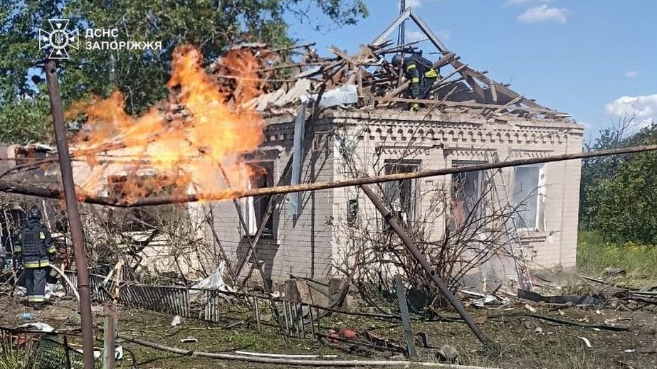 Газопровід, сухостій та машини палали через ворожі удари на Запоріжжі