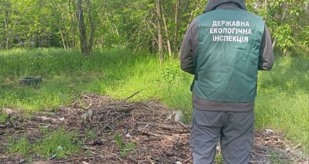 Зупинку біля популярного ТЦ у Запоріжжі захарастили сміттям