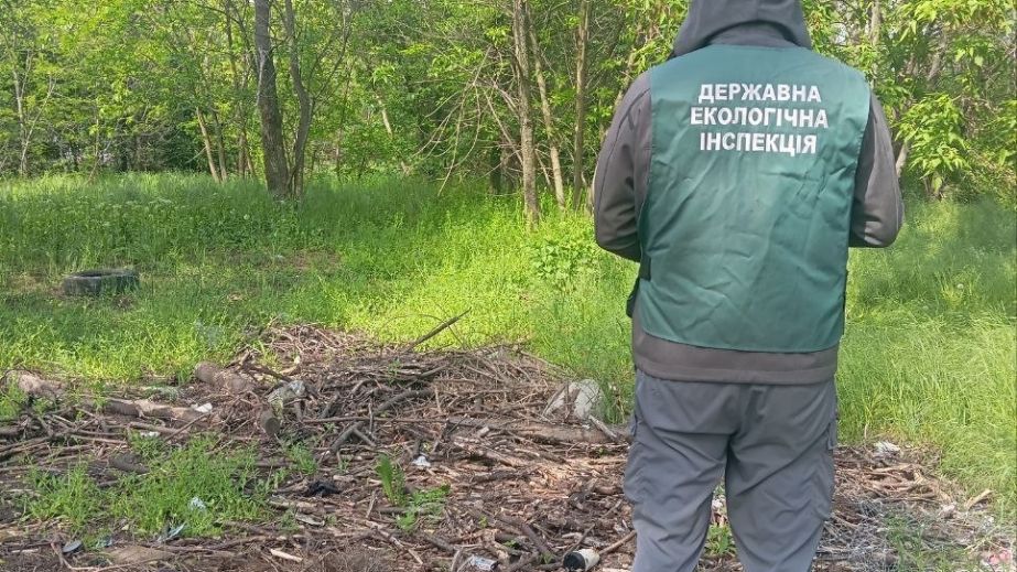 Остановку возле популярного ТЦ в Запорожье захламили мусором