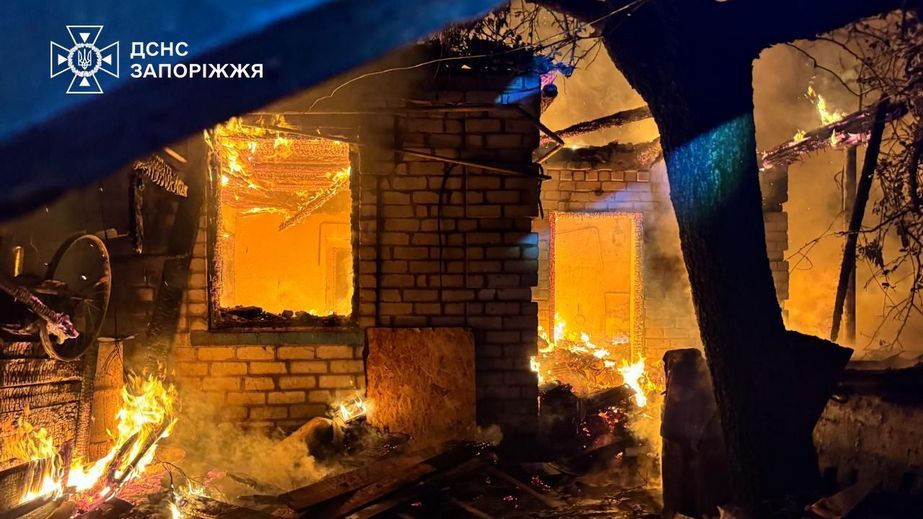 Масштабні пожежі: будинки та сухостій горіли після обстрілів на Запоріжжі