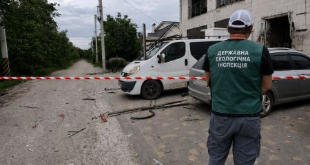 Поврежденные автомобили и обломки: экологи побывали на месте атаки в Запорожье