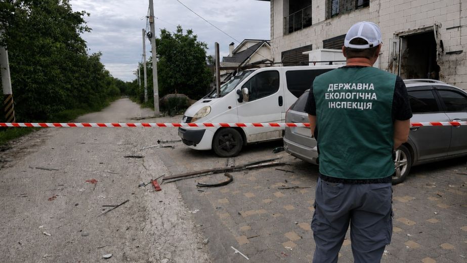 Поврежденные автомобили и обломки: экологи побывали на месте атаки в Запорожье