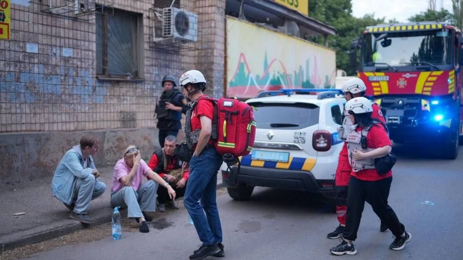 Удар по багатоповерхівці в Запоріжжі: є жертва, кількість поранених зросла