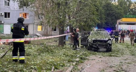 Рятувальники ліквідували наслідки вечірнього обстрілу Запоріжжя &ndash; кадри