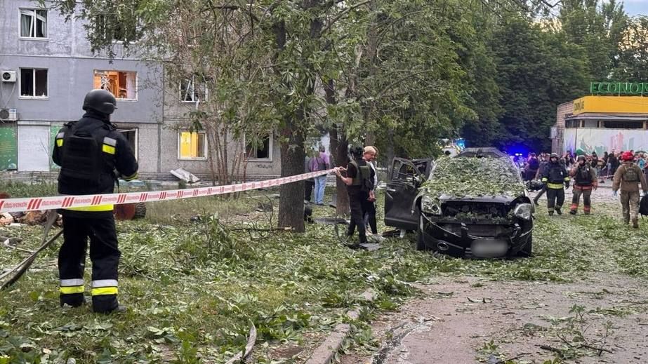 Спасатели ликвидировали последствия вечернего обстрела Запорожья