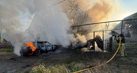 Споруди, авто і сухостій палали від обстрілів у Запоріжжі та передмісті