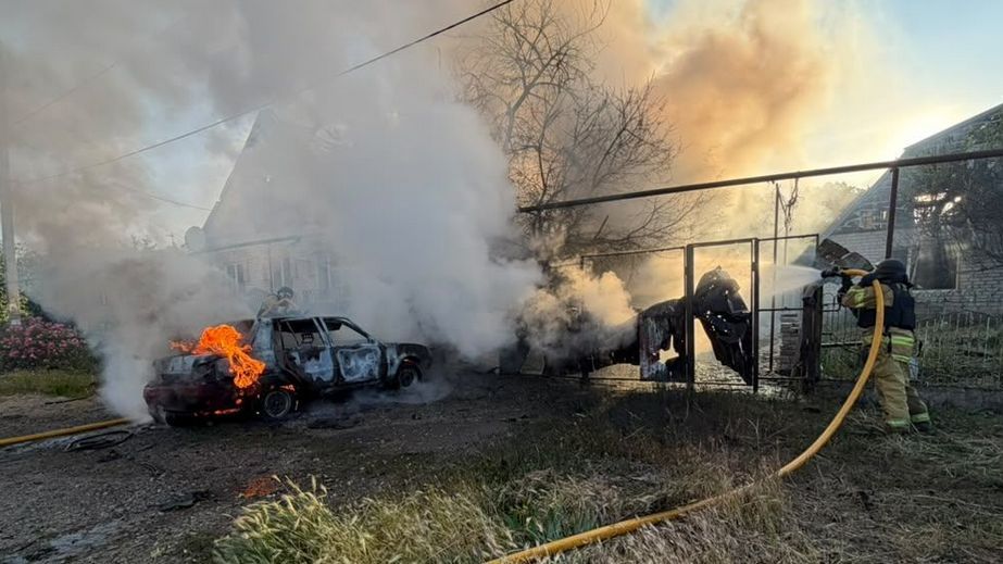 Споруди, авто і сухостій палали від обстрілів у Запоріжжі та передмісті