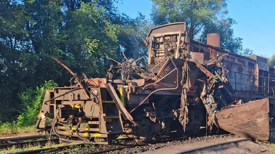 Помощник машиниста погиб из-за удара по локомотиву в Запорожье