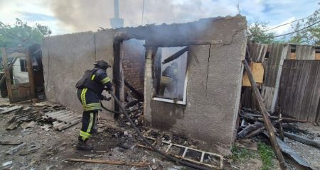 У передмісті Запоріжжя через обстріли горіли будинки й авто