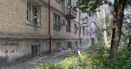 У Запоріжжі російський БпЛА вибухнув поблизу ТЦ: є руйнування та поранені