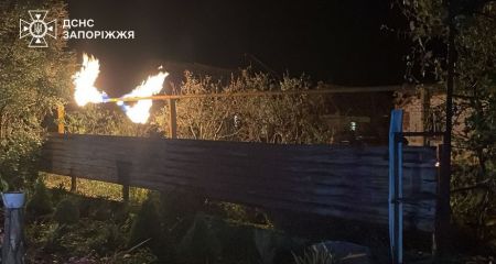 Газопровід, будинки й авто палали після обстрілів у Запоріжжі та районі