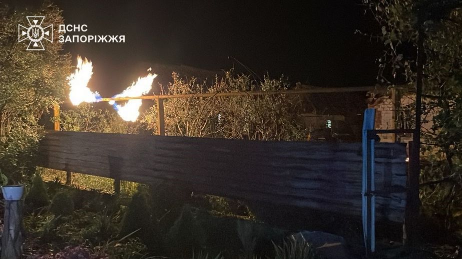 Газопровод, дома и авто пылали после обстрелов в Запорожье и районе