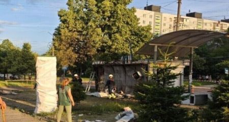 Более тысячи "квадратов" засорены: последствия удара по Хортицкому району Запорожья