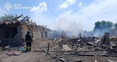 Будинки й автівки палали після обстрілів на Запоріжжі &ndash; кадри