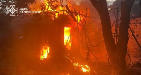 Будинки та сухостій горіли після ворожих обстрілів у Запоріжжі й області