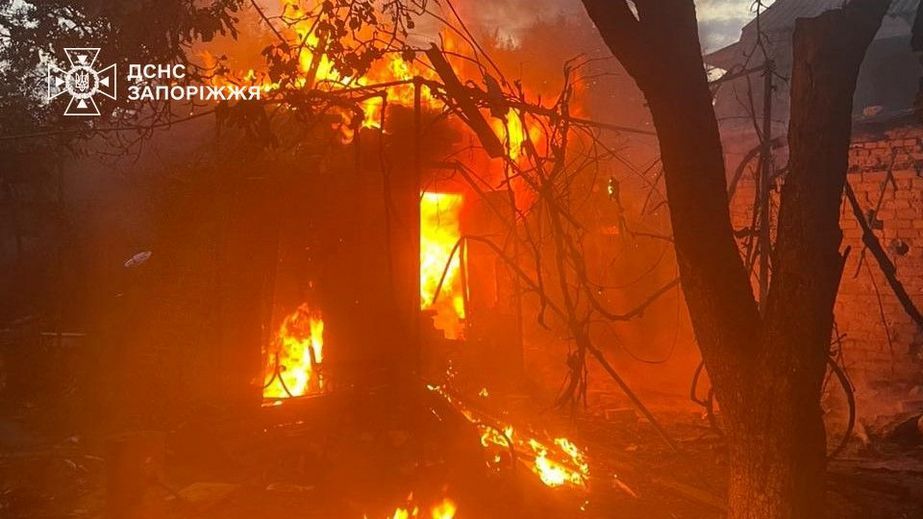Будинки та сухостій горіли після ворожих обстрілів у Запоріжжі й області