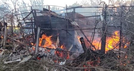 Масштабні пожежі вирували через російські удари на Запоріжжі &ndash; кадри
