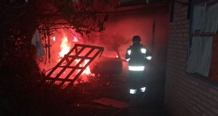 Автівка та надвірна споруда палали після обстрілів на Запоріжжі