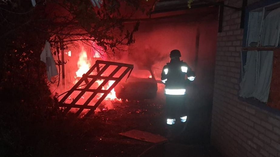 Автомобиль и дворовая постройка пылали после обстрелов на Запорожье