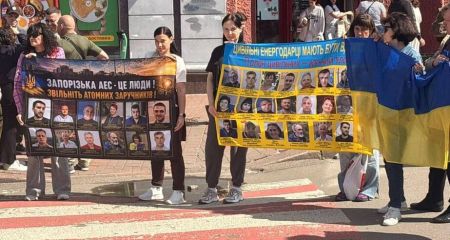 Енергодарці вийшли на акцію в Києві на підтримку цивільних полонених