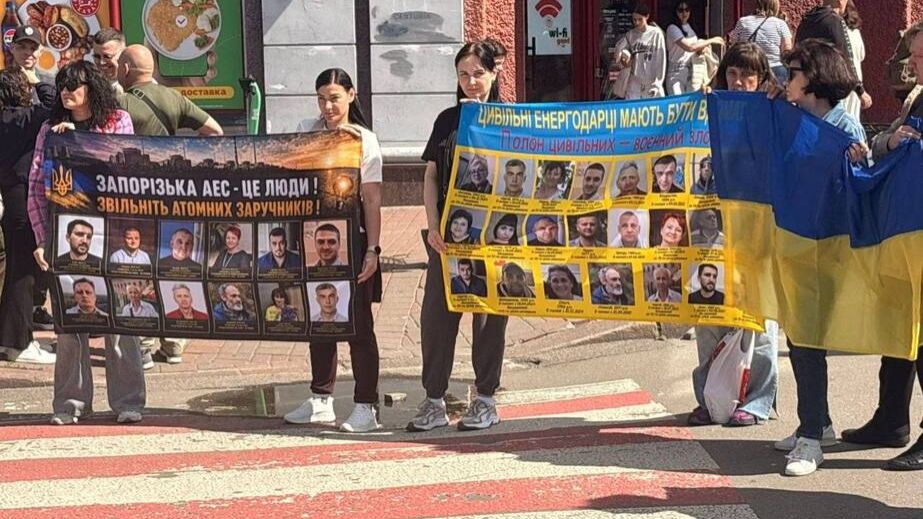 Энергодарцы вышли на акцию в Киеве в поддержку гражданских пленных