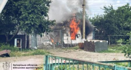 В Запорожском районе в результате удара разрушена часть дома, возник пожар