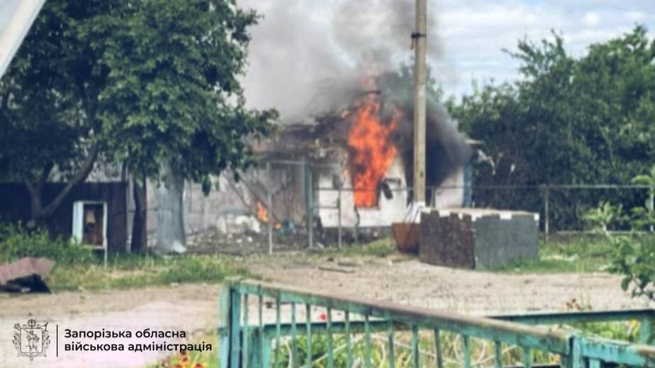 У Запорізькому районі внаслідок удару зруйновано частину будинку, виникла пожежа