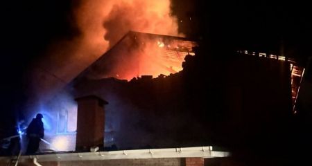 Под Запорожьем после российских обстрелов пылали дома &ndash; кадры