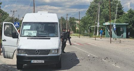 Пассажирская маршрутка попала под удар FPV-дрона возле Запорожья