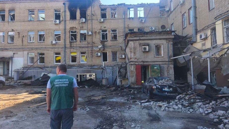 Экологи показали поврежденный центр Запорожья после атаки