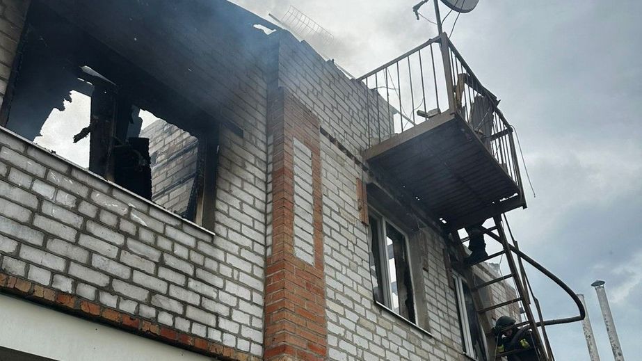 Дом, СТО и сухостой пылали из-за ударов в пригороде Запорожья
