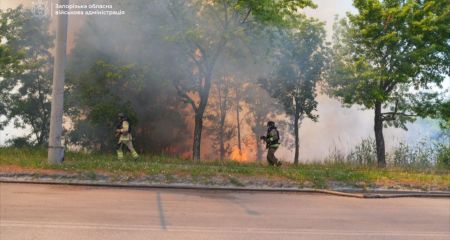 Пожежа в спальному районі: росіяни вдарили по Запоріжжю дроном