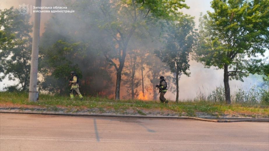 Пожежа в спальному районі: росіяни вдарили по Запоріжжю дроном