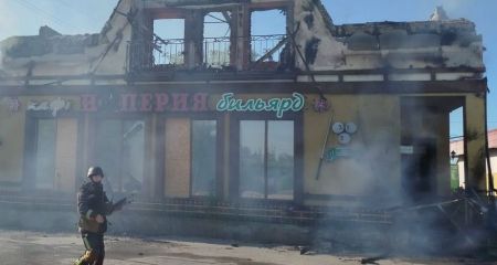 Магазин, дома и гараж горели после обстрелов на Запорожье