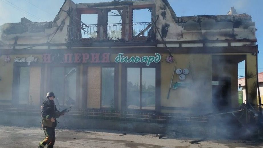 Магазин, дома и гараж горели после обстрелов на Запорожье