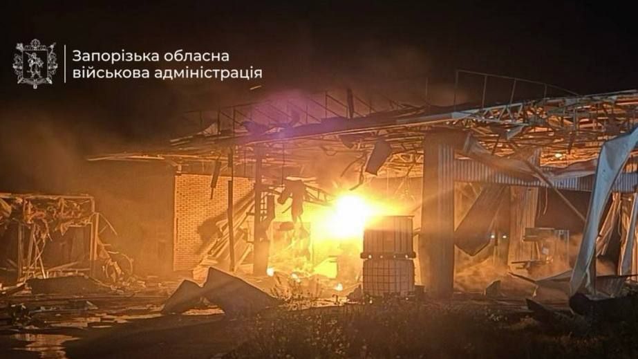 Россияне ударили по АЗС в Запорожье: возник пожар