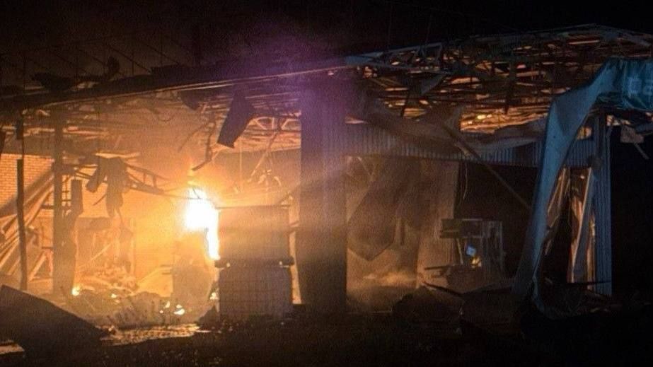 Предприятие, автомобили и АЗС пылали после обстрелов на Запорожье