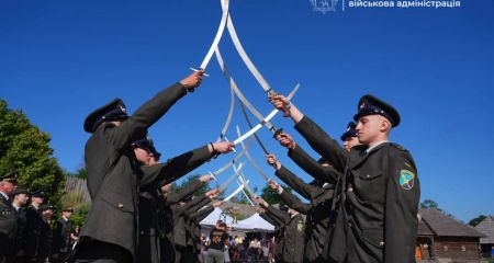 Випускників ліцею "Захисник" привітали на запорізькій Хортиці