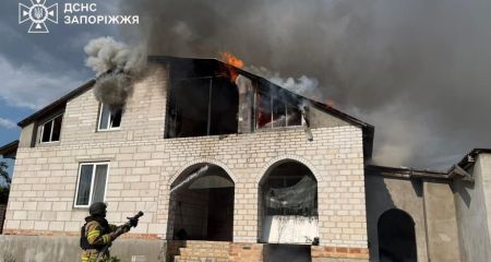 Дома, поле пшеницы и сухости: что гасили спасатели после атак на Запорожье &ndash; фото