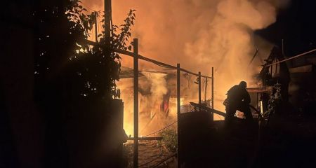 Будинки та сухостій горіли після обстрілів у Запоріжжі та передмісті