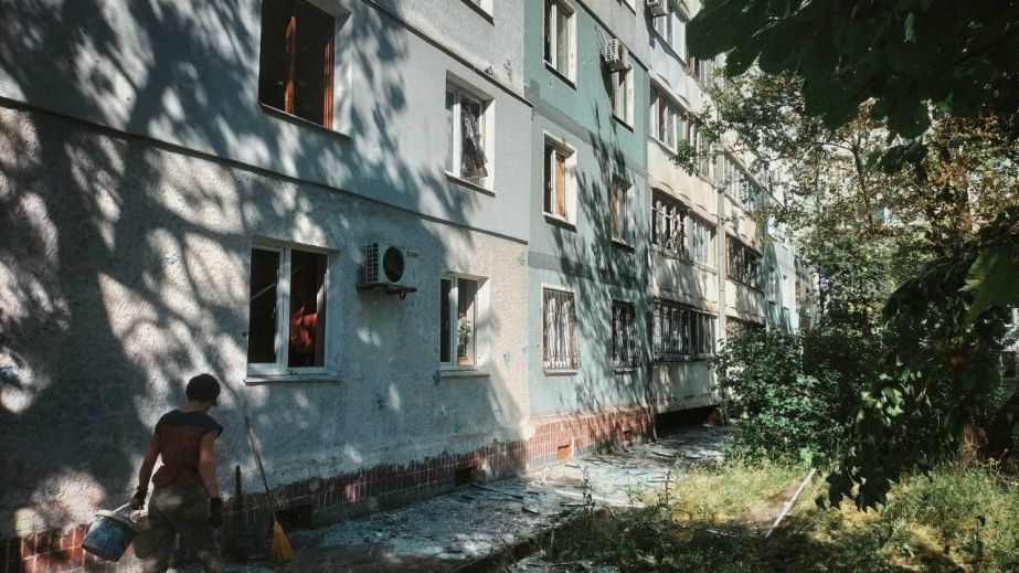 Волонтери ліквідують наслідки удару по спальному району Запоріжжя &ndash; кадри