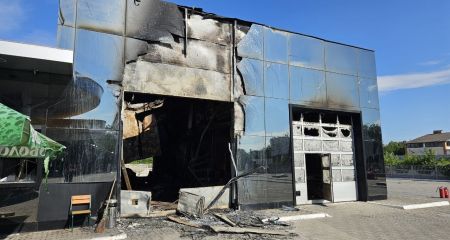 Згарище та уламки: екологи показали потрощену АЗС у Запоріжжі