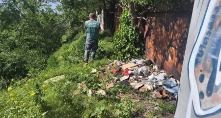 За гаражами в Запорожье устроили стихийную свалку