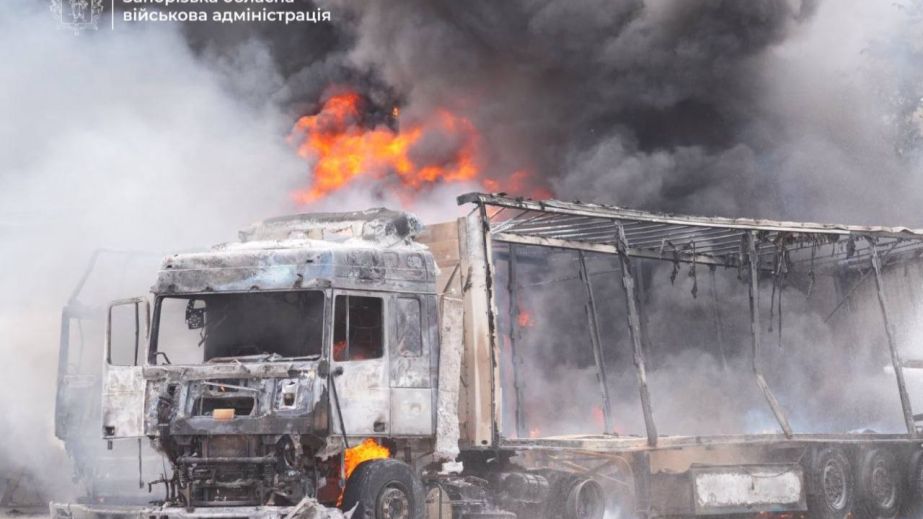 Рятувальники гасять палаючі автівки після атаки &ndash; кадри із Запоріжжя (ОНОВЛЕНО)