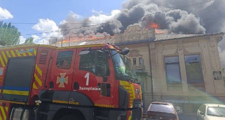 Обстрел Запорожья: огнеборцы потушили масштабные пожары