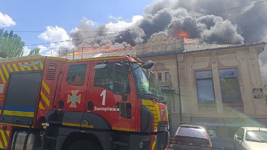 Обстрел Запорожья: огнеборцы потушили масштабные пожары
