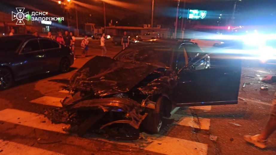 Mercedes и Renault столкнулись в Запорожье: пострадал водитель